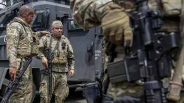 Policiais durante a megaoperação no Complexo do Alemão, na semana passada Imagem referente a matéria