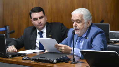 Os senadores Flavio Bolsonaro (PL-RJ) e Jaques Wagner (PT-BA) disputam a presidência da CPI do Crime Organizado Imagem referente a matéria