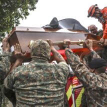 O corpo do sargento Heber Carvalho da Fonseca, morto na operação contra o Comando Vermelho, é levado para o sepultamento no Rio: população aplaudiu cortejo fúnebre. Imagem referente a matéria