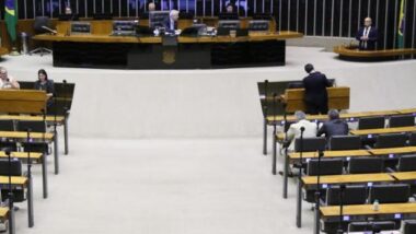 Câmara aprova estouro bilionário do teto de gastos para governo em aplicar em defesa. Imagem referente a matéria