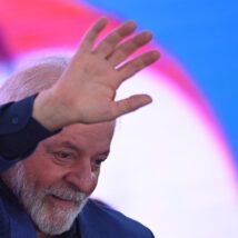 Lula chama operação policial no Rio de “matança” e quer investigação federal Imagem referente a matéria