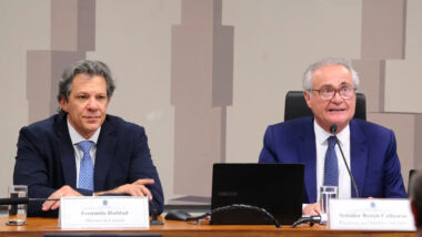 Com pretexto de compensar isenção de IR, Renan Calheiros ajuda governo ao propor taxação de bets e fintechs Imagem referente a matéria
