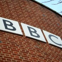 Logotipo da BBC em fachada de prédio na Inglaterra. Imagem referente a matéria