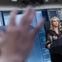 A porta-voz da Casa Branca, Karoline Leavitt, afirmou que é “ridículo” que a paralisação tenha chegado a este ponto e pediu para que os democratas reabram o governo Imagem referente a matéria