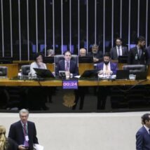 Câmara aprovou o projeto de lei apresentado pelo STF que garante 24% de reajuste salarial para os servidores do Judiciário. Imagem referente a matéria