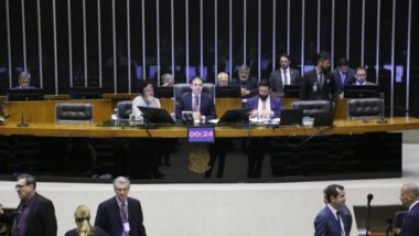 Câmara aprovou o projeto de lei apresentado pelo STF que garante 24% de reajuste salarial para os servidores do Judiciário. Imagem referente a matéria