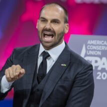 Eduardo Bolsonaro defende candidatura do irmão ao senado e expõe briga no PL em SC. Imagem referente a matéria