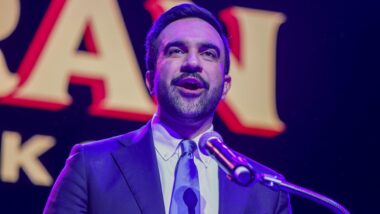 O socialista Zohran Mamdani venceu as eleições para a prefeitura de Nova York, abrindo caminho para a chegada de uma ala mais radical dos democratas no poder Imagem referente a matéria