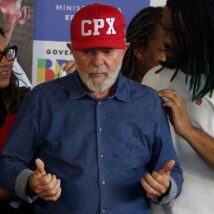 Em 2024, Lula usou boné do “CPX” (abreviação de Complexo do Alemão) durante evento na comunidade. Imagem referente a matéria