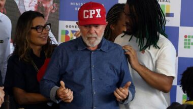 Em 2024, Lula usou boné do “CPX” (abreviação de Complexo do Alemão) durante evento na comunidade. Imagem referente a matéria