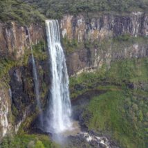 Destinos pouco conhecidos no Paraná que atraem turistas de outros países O Salto São Francisco, em Prudentópolis, com 196 metros de queda em meio à mata nativa. O local é símbolo de ponto turístico pouco conhecido, mas que atrai turistas de outros países ao Paraná.