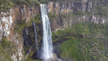 Salto São Francisco, em Prudentópolis, com 196 metros de queda em meio à mata nativa. O local é pouco conhecido, mas atrai turistas de outros países ao Paraná. Imagem referente a matéria