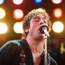 Quem faz Bruce Springsteen na cinebiografia é o ator Jeremy Allen White Imagem referente a matéria