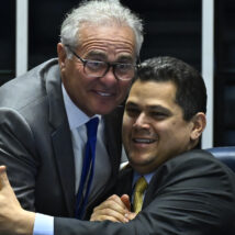 Senado aprova isenção do IR para quem ganha até R$ 5 mil Senado aprova isenção do IR até R$ 5 mil