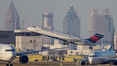 Avião da Delta Air Lines decola do Aeroporto Internacional Hartsfield-Jackson, em Atlanta (EUA). Imagem referente a matéria
