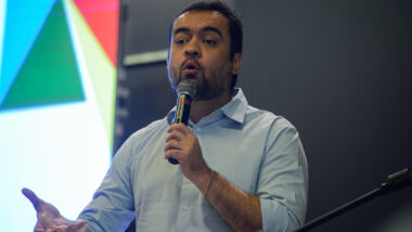 Líder do PT acusa o governador do Rio, Cláudio Castro, de atuar como “informante” dos Estados Unidos. Imagem referente a matéria