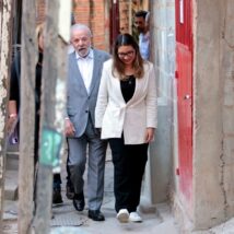 Lula e a farsa da vítima: o Estado que protege os criminosos Lula e Janja durante visita à Favela do Moinho, em São Paulo, em junho deste ano: desempenho do governo na segurança pública é sofrível.