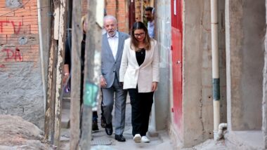 Lula e Janja durante visita à Favela do Moinho, em São Paulo, em junho deste ano. Imagem referente a matéria