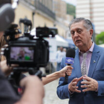 Prefeito de Florianópolis cria controle na rodoviária e promete devolver quem chega sem emprego "Pode parecer que estamos enxugando gelo, mas estamos evitando um iceberg", diz prefeito de Florianópolis, Topázio Neto (PSD), sobre a população de rua