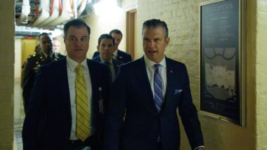 O secretário de Guerra americano, Pete Hegseth, deixa o Capitólio após reunião na quarta-feira (5) com congressistas Imagem referente a matéria