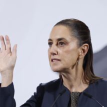 Congresso do Peru alegou que declarações de Claudia Sheinbaum e concessão de asilo a ex-primeira-ministra esquerdista configuraram interferência em assuntos internos Imagem referente a matéria