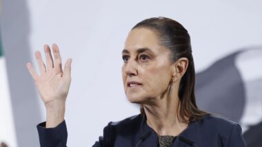 Congresso do Peru alegou que declarações de Claudia Sheinbaum e concessão de asilo a ex-primeira-ministra esquerdista configuraram interferência em assuntos internos Imagem referente a matéria