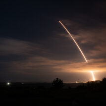 Míssil balístico intercontinental Minuteman III desarmado é lançado durante um teste operacional nesta quarta (5) na Base da Força Espacial de Vandenberg, na Califórnia. Imagem referente a matéria