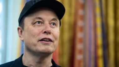 Se a Tesla cumprir metas estipuladas para dez anos, Musk será detentor de ações adicionais que somarão US$ 1 trilhão Imagem referente a matéria