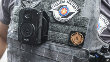 Governo de SP também deverá pagar pensão às filhas menores de assaltante morto. Abordagem foi registrada por câmeras corporais. Imagem referente a matéria