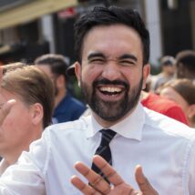 Zohran Mamdani, prefeito eleito de Nova York, durante evento de campanha em setembro de 2025. Imagem referente a matéria