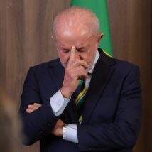 O presidente Lula, que prometeu zerar a fila do INSS, mas ela dobrou de tamanho. Imagem referente a matéria