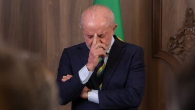 O presidente Lula, que prometeu zerar a fila do INSS, mas ela dobrou de tamanho. Imagem referente a matéria