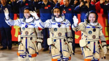 Enquanto a China tenta trazer os astronautas de volta à Terra, a missão espacial Shenzhou-21 chegou com sucesso na estação espacial Tiangong Imagem referente a matéria