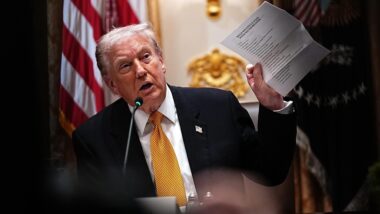 Trump disse que, se não houver acordo com os democratas, os republicanos devem acabar com a filibuster para encerrar a paralisação mais longa do governo dos EUA Imagem referente a matéria