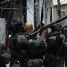 A operação policial que ocorreu no conjunto de favelas do Complexo da Penha, no Rio de Janeiro, no último dia 28 de outubro, causou enorme impacto na opinião pública brasileira. Imagem referente a matéria