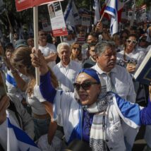 Manifestação pela libertação dos reféns mantidos pelo grupo terrorista Hamas em frente à Embaixada de Israel no México, em outubro de 2023 Imagem referente a matéria