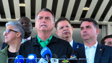 Vigília de oração convocada pelo senador Flávio Bolsonaro é parte da narativa do STF para converter a prisão domiciliar de Jair Bolsonaro em preventiva. Imagem referente a matéria