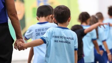 Alunos de escola pública do Distrito Federal: crianças são vítimas do tráfico. Imagem referente a matéria