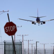 Mais de 1,2 mil voos foram cancelados, e 800 sofreram atrasos, um reflexo da falta de funcionários do controle de tráfego aérea dos EUA Imagem referente a matéria