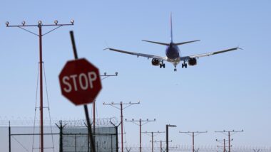 Mais de 1,2 mil voos foram cancelados, e 800 sofreram atrasos, um reflexo da falta de funcionários do controle de tráfego aérea dos EUA Imagem referente a matéria