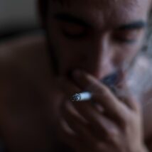 Usuário de drogas em local público é multado em um salário mínimo em SC. Imagem referente a matéria