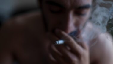 Usuário de drogas em local público é multado em um salário mínimo em SC. Imagem referente a matéria