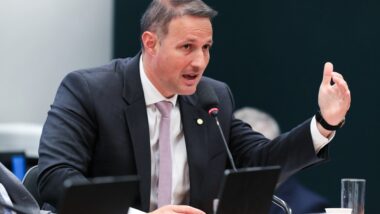 Derrite, relator do PL antifacção, alterou o texto do governo Lula para incluir facções na Lei Antiterrorismo, com penas de até 40 anos. Imagem referente a matéria