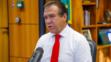 O ministro do Trabalho, Luiz Marinho, defende o fim da jornada 6×1 e maior intervenção nas relações de trabalho, medidas que encontram forte resistência no setor produtivo Imagem referente a matéria