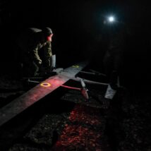 Soldados ucranianos preparam lançamento de drone na região de Pokrovsk Imagem referente a matéria