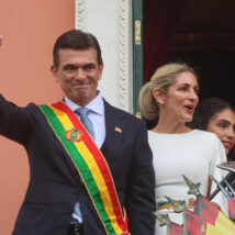 O presidente boliviano Rodrigo Paz Pereira (à esquerda) cumprimenta apoiadores ao lado da primeira-dama María Elena Urquidi neste sábado de uma varanda do antigo Palácio do Governo em La Paz, Bolívia Imagem referente a matéria