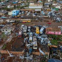 Tornado destrói 90% de cidade, deixa 750 feridos e mil desabrigados no Paraná Tornado destrói 90% de cidade, deixa 750 feridos e mil desabrigados no Paraná