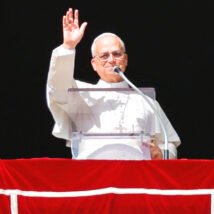 Papa Leão 14, o primeiro pontífice americano, acena para fiéis: seu pontificado tem aprofundado o diálogo com as periferias, mas gerado tensões com a base católica conservadora nos EUA. Imagem referente a matéria