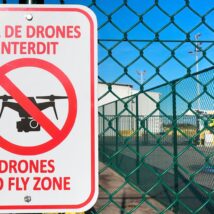 Placa de aviso no Aeroporto de Liege, na Bélgica, onde o tráfego aéreo foi interrompido após novas incursões de drones suspeitos, evidenciando a crescente ameaça à infraestrutura crítica europeia. Imagem referente a matéria