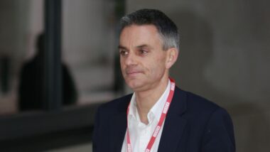 Tim Davie, que assumiu o comando da BBC em 2020, deixa a emissora num contexto de queda de audiência e aumento das disputas sobre independência jornalística Imagem referente a matéria